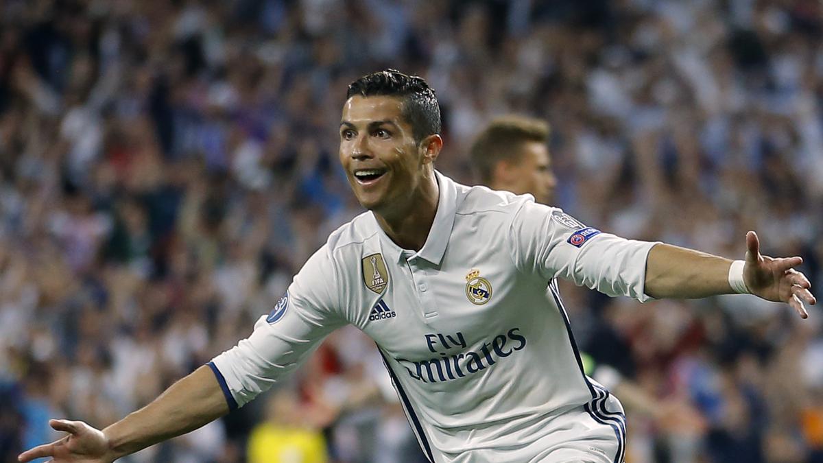 Cristiano Ronaldo merayakan gol