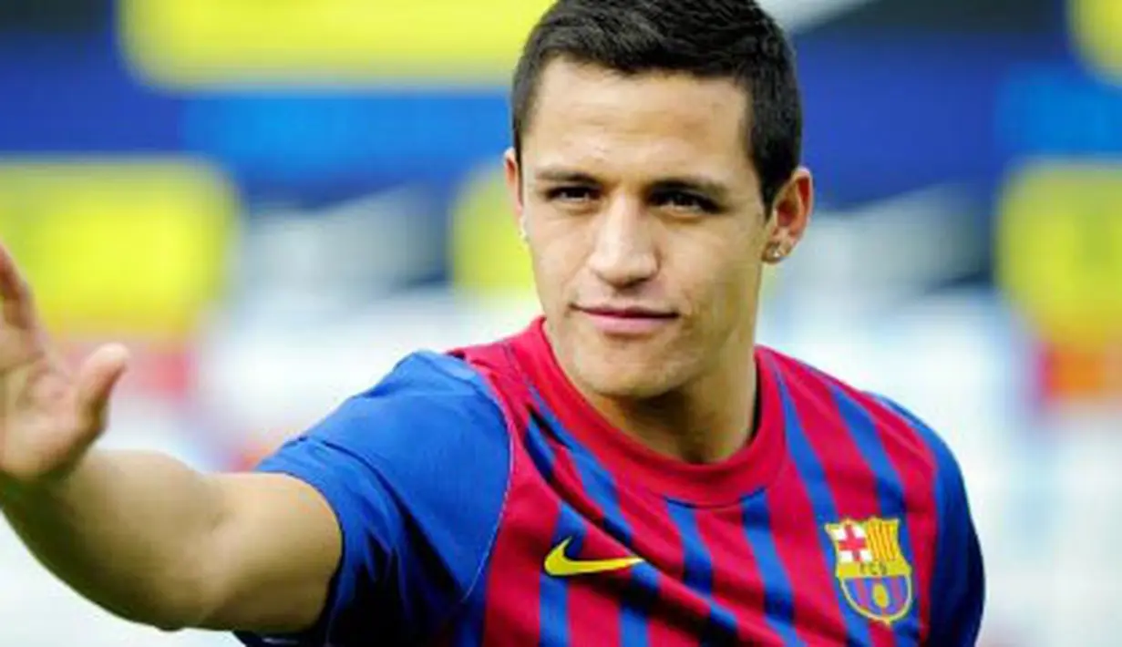 Penyerang asal Cile Alexis Sanchez diperkenalkan secara resmi oleh Barcelona di pemusatan latihan tim di San Juan Despi, 25 Juli 2011. AFP PHOTO/JOSEP LAGO