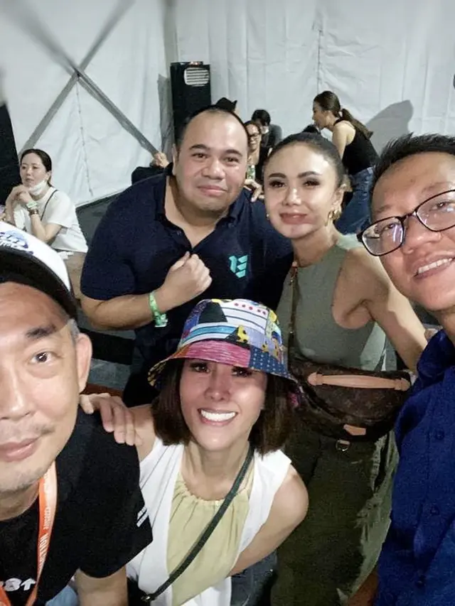 Potret Yuni Shara Nonton Konser Bareng Dua Putranya, Bak Kakak Adik