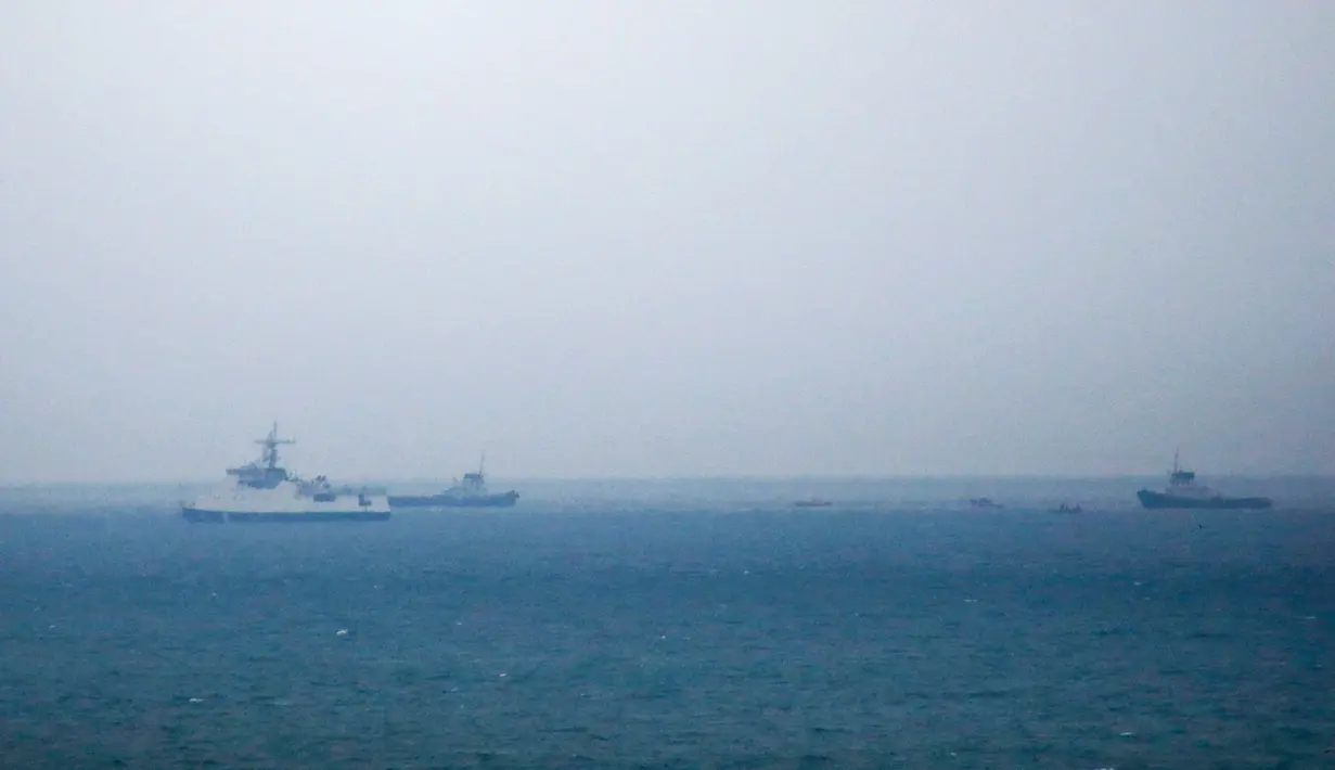 Sejumlah kapal militer terlihat di lokasi jatuhnya pesawat militer Rusia Tu-154 di Laut Hitam di pinggiran Sochi, Rusia (25/12). Pesawat tersebut menghilang dari radar 20 menit setelah lepas landas dari Bandara Adler. (REUTERS/Maxim Shemetov)