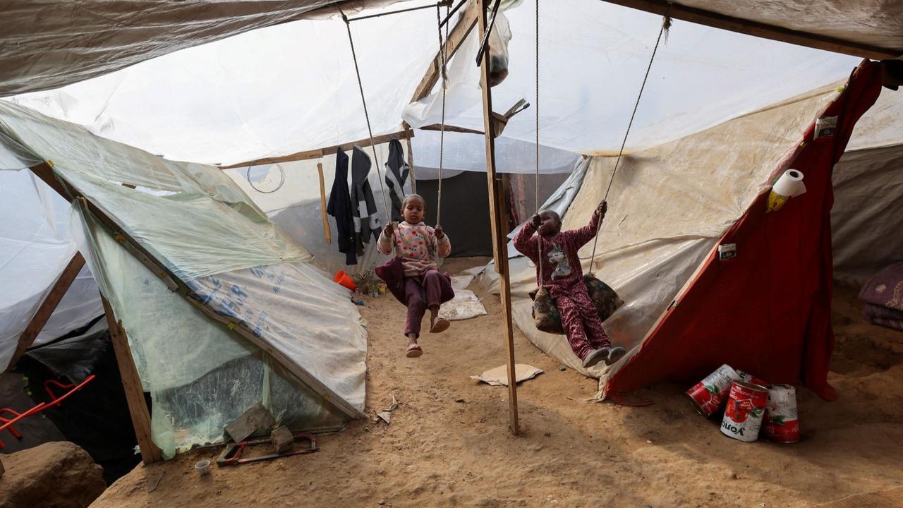 Pria di Jalur Gaza Gali Lubang untuk Berlindung dari Serangan Israel