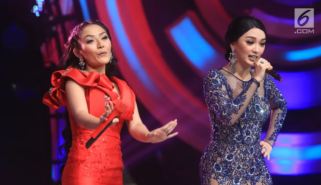 Kolaborasi Zaskia Gotik dengan Siti Badriah saat Konser Lebaran yang bertajuk Bidadari Dangdut Zaskia Gotik di Studio 5 Indosiar, Jakarta, Senin (3/7). (Liputan6.com/Herman Zakharia)