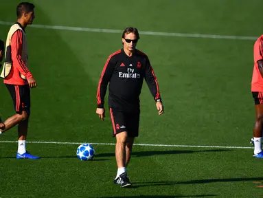 Pelatih Real Madrid, Julen Lopetegui (tengah) melihat pemainnya berlatih di Valdebebas, Spanyol (22/10). Madrid akan bertanding melawan FC Viktoria Plzen pada lanjutan grup G Liga Champions. (AFP Photo/Gabriel Bouys)