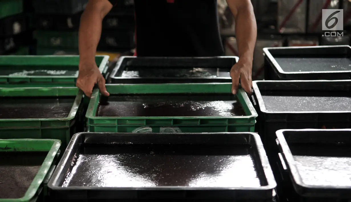 Pekerja saat memindahkan ratusan kaleng cincau hitam ke truk untuk dibawa ke agen di pabrik SR Purna Jaya, Jakarta, Kamis (9/5). Permintaan cincau hitam saat bulan Ramadan melonjak hingga 3 kali lipat dari bulan biasanya. (merdeka.com/Iqbal S. Nugroho)