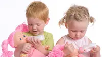 Anak bermain boneka (Ilustrasi)