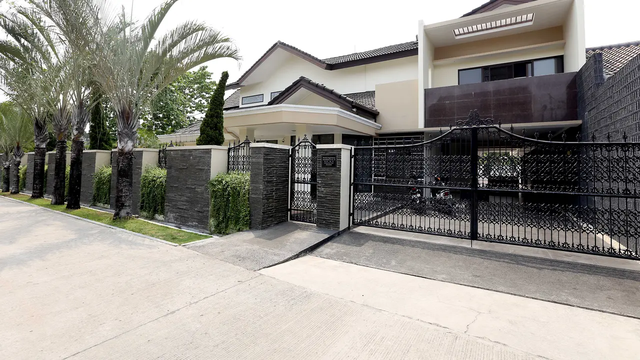 [Bintang] Rumah  Selebriti Poppy Bunga dan Muhammad Fattah Riphat