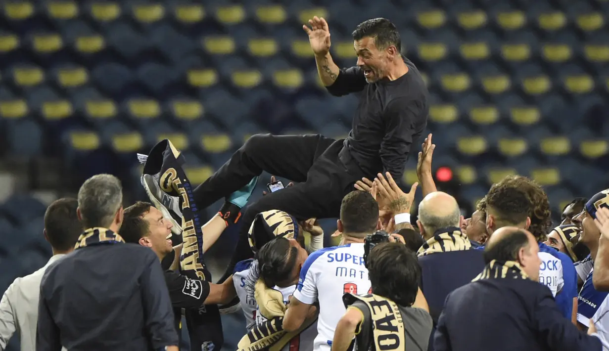 Para pemain FC Porto, melakukan selebrasi dengan mengangkat pelatih Sergio Conceicao usai menjadi juara Liga Portugal di Stadion Dragao, Senin (20/7/2020). FC Porto menjuarai Liga Portugal ini untuk yang ke-29 kalinya. (AFP/Miguel Riopa)