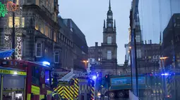 Enam orang dilaporkan tewas setelah sebuah truk sampah masuk ke jalur pejalan kaki di pusat Kota Glasgow, Skotlandia, Selasa (23/12/2014). (REUTERS/Stringer)
