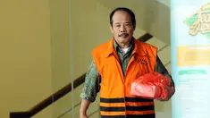 Kadis Dikbud Pemkab Nganjuk, Ibnu Hajar keluar di Gedung KPK, Jakarta, Rabu (1/11). Ibnu Hajar diperiksa sebagai saksi dugaan suap mutasi dan promosi jabatan di lingkungan Pemkab Nganjuk dengan tersangka Suwandi. (Liputan6.com/Helmi Fithriansyah)