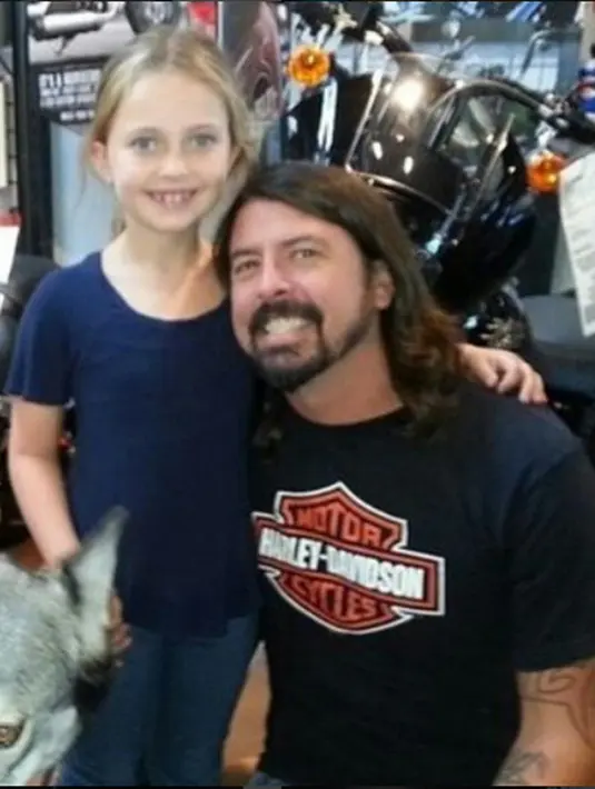 Dave Grohl (vokalis band Foo Fighters) dan Violet. (via instagram/@davegrohlrp)