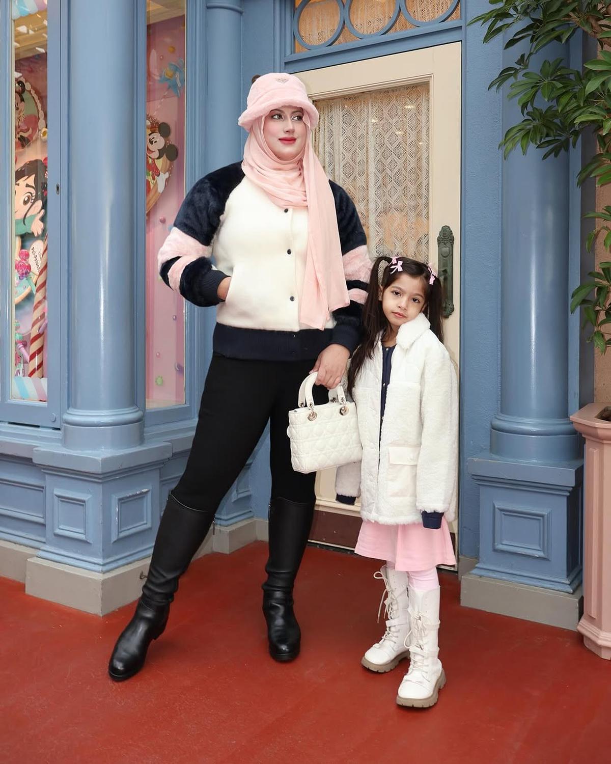 Gaya OOTD Tasyi Athasyia di Tokyo Kembaran dengan Suami dan Anaknya