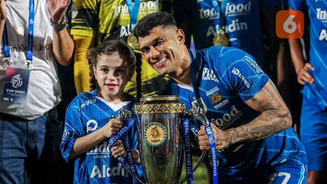 Striker Persib Bandung, Ciro Alves dan putrinya, Bella berpose bersama trofi saat perayaan gelar juara Championship Series BRI Liga 1 2023/2024 di Stadion Gelora Bangkalan, Madura, Jumat (31/5/2024). Persib Bandung sukses membungkam Madura United dengan s