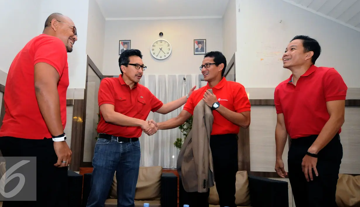 Ketua Umum PB PRSI, Sandiaga S Uno (kedua kanan) bersalaman bersama pihak terkait jelang KRAPSI di Jakarta, Kamis (17/12/2015). Ajang ini akan berlangsung pada 27-30 Desember mendatang di Jakarta. (Liputan6.com/Helmi Fithriansyah)