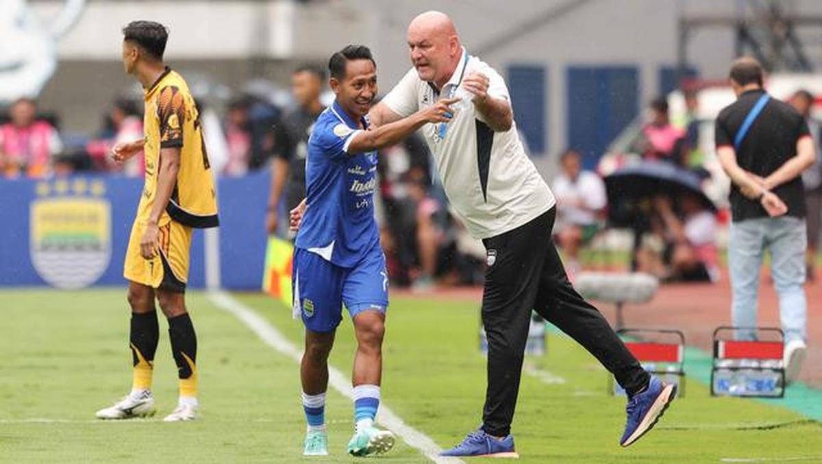Beckham Putra Bahagia Resmi Jadi Sarjana, Bojan Hodak Ikut Bangga
