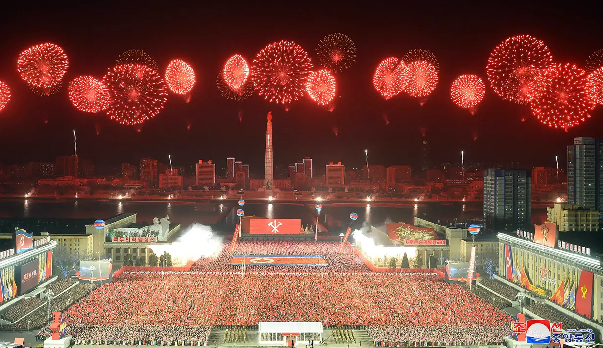 Kembang api menghiasi parade militer untuk merayakan peringatan 75 tahun berdirinya Tentara Rakyat Korea di Lapangan Kim Il Sung, Pyongyang, Korea Utara, 8 Februari 2023. Parade militer besar-besaran tersebut memamerkan perangkat keras terbaru dari persenjataan nuklir Korea Utara yang berkembang pesat. (STR/KCNA VIA KNS/AFP)