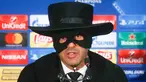 Pelatih Shakhtar Donetsk, Paulo Fonseca tampil dengan dandanan nyentrik dalam jumpa pers setelah Liga Champions melawan Manchester City di Metalist Stadium, Kamis (7/12). Fonseca hadir menghadapi wartawan dengan penampilan Zorro. (AP/Efrem Lukatsky)