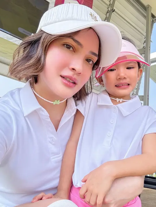 Dalam momen ini, Shandy mengungkapkan jika Claire lah yang membuat sendiri kalung kembar yang dipakai ibu dan anak ini. Kalung buatan buah hatinya itu pun menjadi sangat istimewa ketika dikenakan. Banyak netizen yang memuji kepintaran Claire. (Liputan6.com/IG/@shandyaulia)