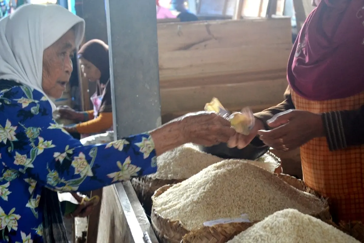 Seorang nenek membeli beras di Pasar Tradisional di Cilacap, Jawa Tengah. (Foto: Liputan6.com/Muhamad Ridlo)