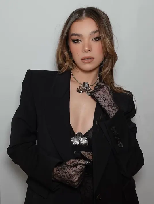 Hailee Steinfeld tampil elegan mengenakan busana serba hitam. Trailer film Spider-Man: Across the Spider-Verse baru saja dirilis dan telah ditonton sebanyak 17 juta kali. (Instagram/@haileesteinfeld)