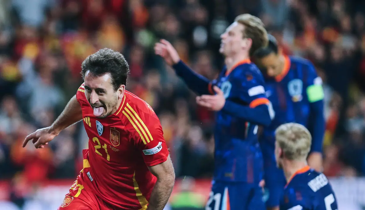 Pemain Timnas Spanyol, Mikel Oyarzabal, melakukan selebrasi setelah mencetak gol ke gawang Belanda pada laga leg kedua perempat final UEFA Nations League di Mestalla, Valencia, Senin (24/03/2025) dini hari WIB. (AP Photo/Alberto Saiz)