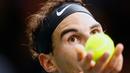 Petenis Spanyol, Rafael Nadal bersiap mengembalikan bola ke arah petenis Korea Selatan, Hyeon Chung pada babak kedua Paris Masters di Paris, Rabu (1/11). Nadal mengalahkan Chung 7-5, 6-3 dalam satu jam dan 48 menit. (AP/Francois Mori)