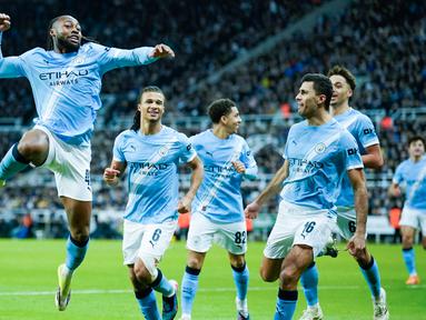 Pemain Manchester City, Antoine Semenyo, melakukan selebrasi setelah mencetak gol ke gawang Newcastle United pada laga leg pertama semifinal Carabao Cup di Stadion St James Park pada Rabu (14/1/2026) dini hari. (AP Photo/Dave Thompson)