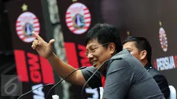Direktur Utama Persija, Gede Widiade membuat salam Jakmania saat perkenalan manajemen baru di Jakarta, Selasa (14/2). Dengan bergantinya manajemen, Persija berharap prestasi di Liga 1. (Liputan6.com/Helmi Fithriansyah)