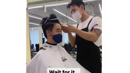 Potret Jesse Choi saat potong rambut. (Foto: Instagram/ maudyayunda)