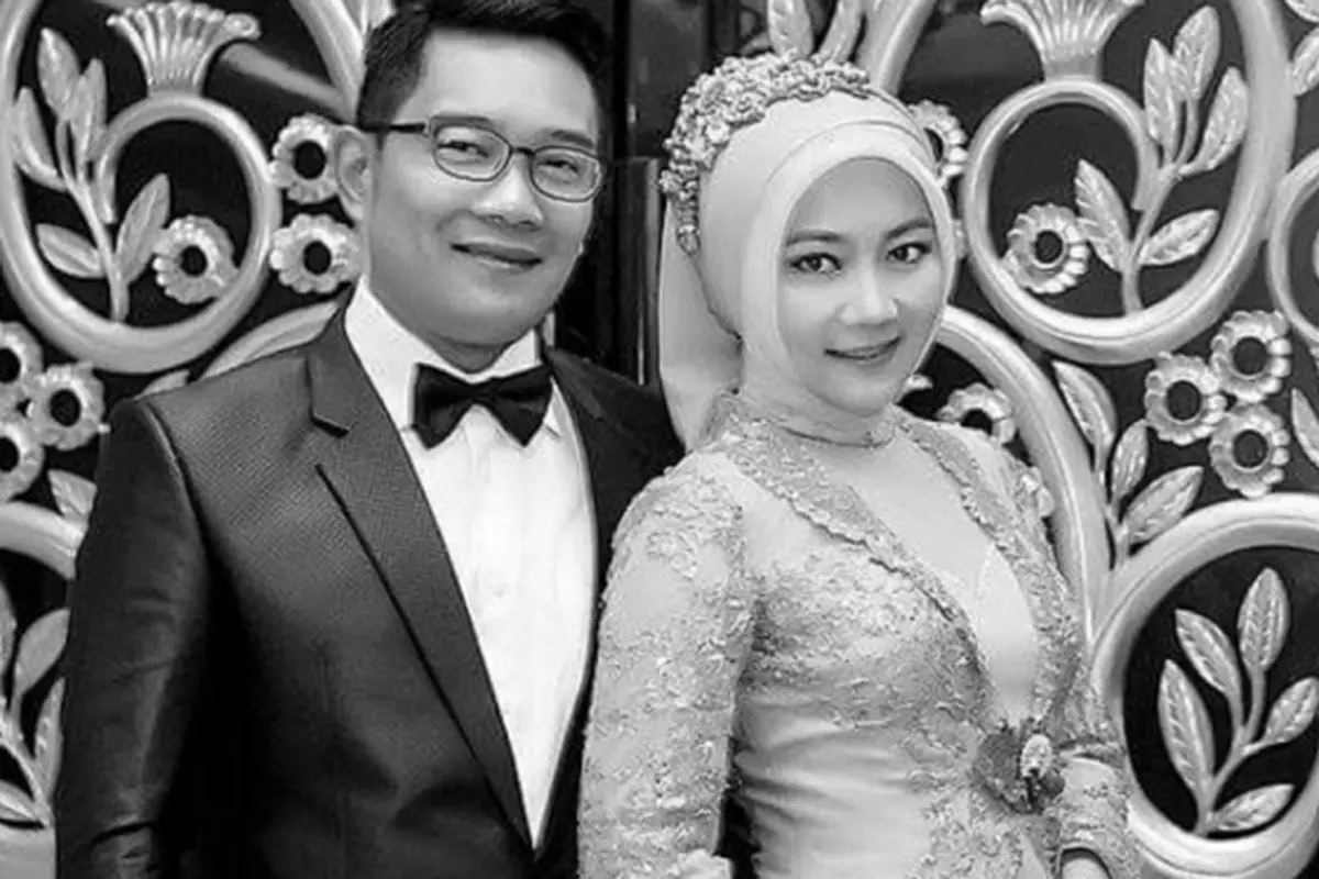Mesra Bersama Istri, Ridwan Kamil Tirukan Gaya Afghan-Raisa