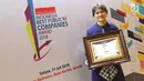 Head of Corporate Communication PT Surya Citra Media Tbk, Irnawati W Kahardja (ketiga kiri) usai menerima penghargaan Fast Growing New Public Company kategori Trade Services and Investment di Jakarta, (31/7). (Liputan6.com/Helmi Fithriansyah)
