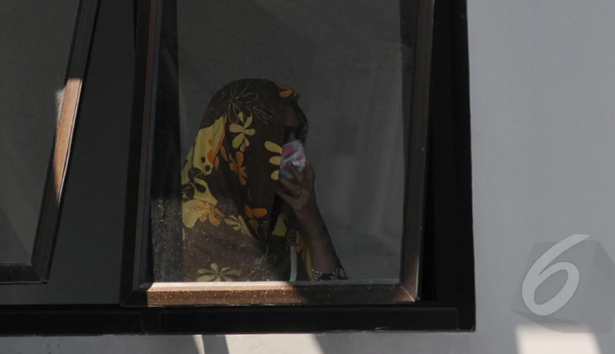 Istri Sylvester Obiekwe Nwolise‎, Fatimah saat berada di ruang tunggu, Dermaga wijayapura Cilacap, Jawa Tengah, Jumat (6/3/2015). (Liputan6.com/Johan Tallo)
