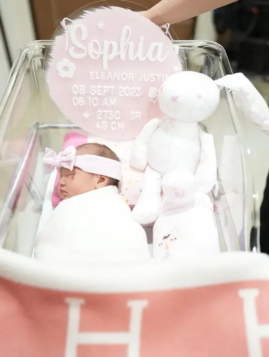 "Terima kasih Tuhan Yesus Telah lahir anak kami, bernama Sophia Eleanor Justin (@sophianolimit) pada 8 September 2023, di Singapore." tulis jessnolimit. [Instagram/jessnolimit]