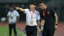Ekspresi serius ditunjukkan oleh pelatih Shin Tae-yong meski Timnas Indonesia U-19 berpesta gol ke gawang Brunei Darussalam pada laga Grup A Piala AFF U-19 2022 di Stadion Candrabhaga, Bekasi, Senin (04/07/2022) malam WIB. (Bola.com/M Iqbal Ichsan)