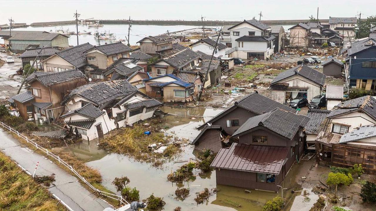 Sebuah kapal terdampar di dekat kawasan permukiman yang rusak parah setelah tersapu tsunami di pesisir Kota Suzu, Prefektur Ishikawa, Jepang, Rabu (3/1/2024). Terjangan tsunami yang dipicu gempa dahsyat 7,5 magnitudo telah membuat Kota Suzu porak-poranda.