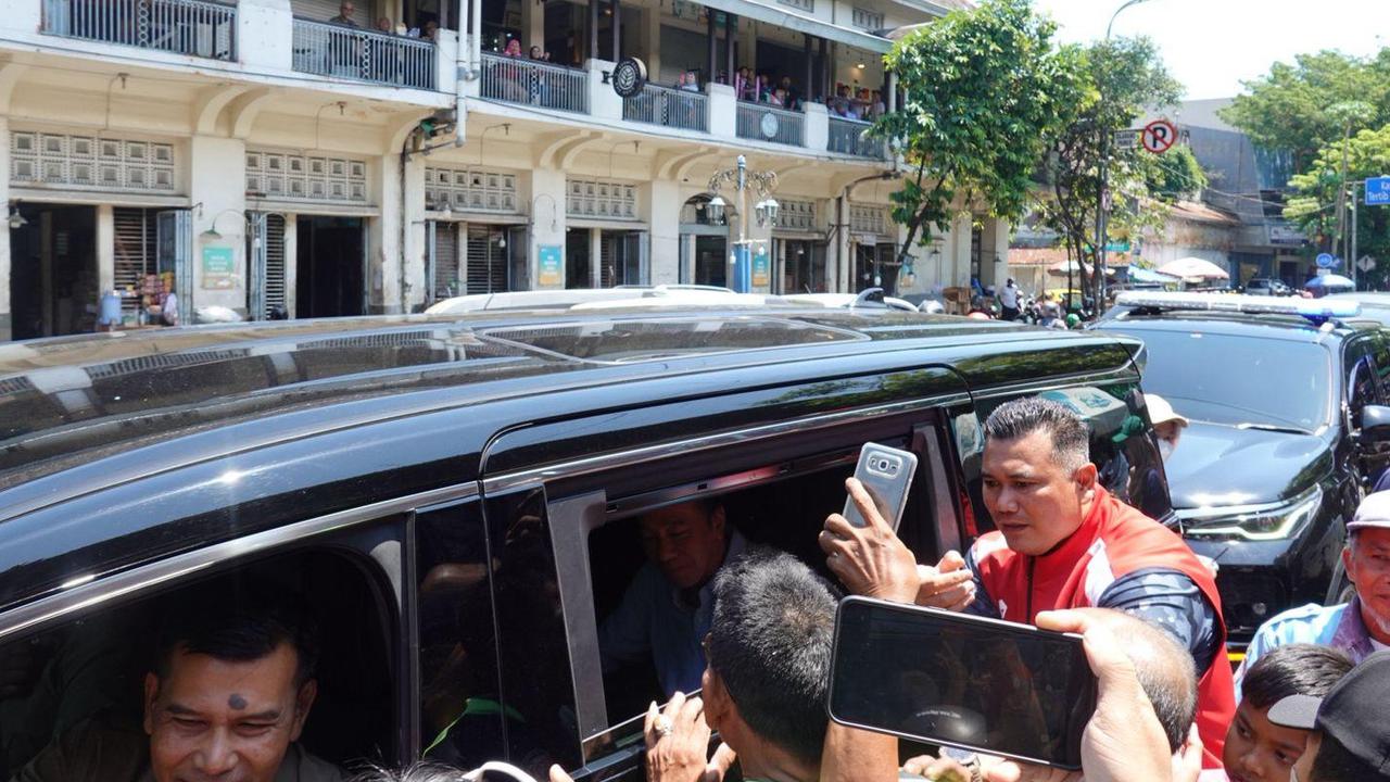 Antusiasme Warga Solo Berebut Sembako dan Berswafoto dengan Jokowi