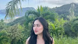 Saat sampai di Lombok, Rachel Vennya sempat mengunggah potretnya sendiri dengan mempelihatkan pemandangan alam di tempat ia menginap. Selebgram ini pun menuai banyak pujian dari potretnya tersebut yang dipuji menawan. (Liputan6.com/IG/@rachelvennya)