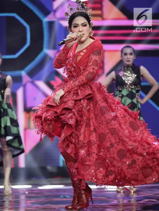 Syahrini tampil menghibur penonton dalam acara SCTV Music Awards 2018 di Studio 6 Emtek, Jakarta, Jumat (27/4). (Liputan6.com/Faizal Fanani)