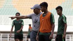 Pelatih Timnas Indonesia U-19, Fakhri Husaini, memberikan arahan kepada Mochammad Supriadi saat latihan di Stadion Pakansari, Bogor, Rabu (2/10). Latihan ini merupakan persiapan jelang AFF U-19 di Vietnam. (Bola.com/Yoppy Renato)