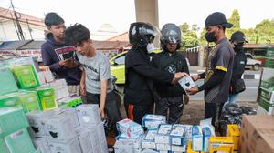 Warga Berburu Masker di Tengah Sebaran Abu Vulkanik