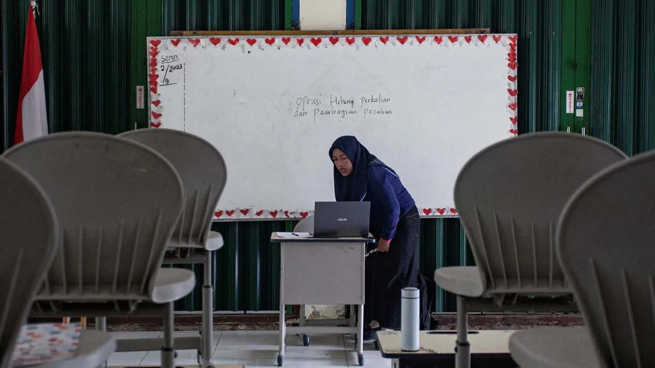 Dinas Pendidikan Kota Palembang kembali menerapkan kegiatan belajar mengajar di sekolah secara online atau dalam jaringan (daring). Pembelajaran jarak jauh ini diberlakukan mulai Senin (2/10/2023).