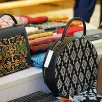 Cita Tenun Indonesia (CTI) mengolah kain tenun jadi lebih bernilai guna. (Foto: Fimela.com/Windy Sucipto)