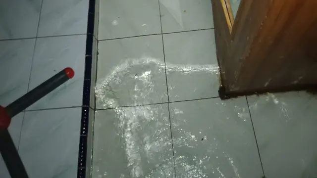 Genangan air di rumah warga