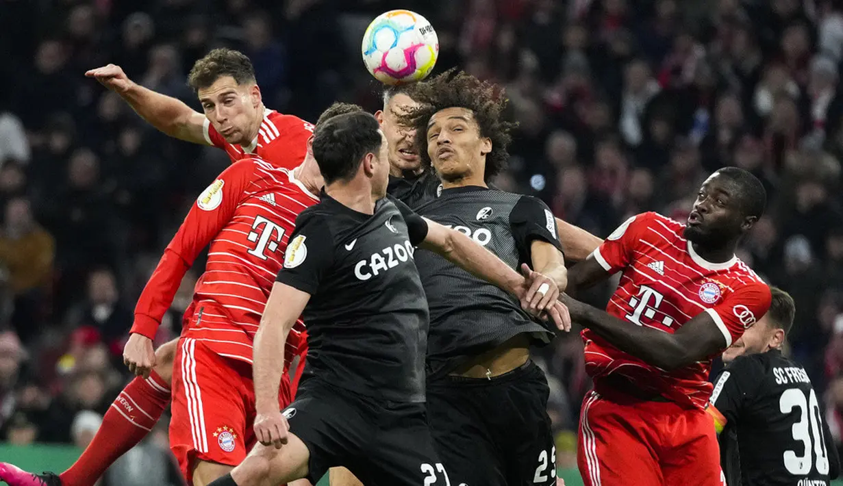 <p>Pemain Freiburg Nicolas Hoefler (depan) dan Kiliann Sildillia (kedua kanan) berebut bola udara dengan pemain Bayern Munich Dayot Upamecano (kanan) dan Leon Goretzka pada pertandingan perempat final DFB Pokal 2022/2023 di Stadion Allianz Arena, Munich, Jerman, Selasa (4/4/2023). Freiburg menang 2-1. (AP Photo/Matthias Schrader)</p>