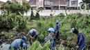Petugas membabat tanaman liar saat pembuatan Waduk Pilar Jati di Jalan Wirajasa, Cipinang Melayu, Jakarta Timur, Selasa (22/9/2020). Pembuatan waduk yang ditargetkan rampung pada akhir 2020 itu diharapkan dapat mencegah banjir yang kerap melanda kawasan Cipinang Melayu. (merdeka.com/Iqbal Nugroho)
