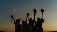 Ilustrasi wisuda, kelulusan, lulus. (Photo by olia danilevich from Pexels)