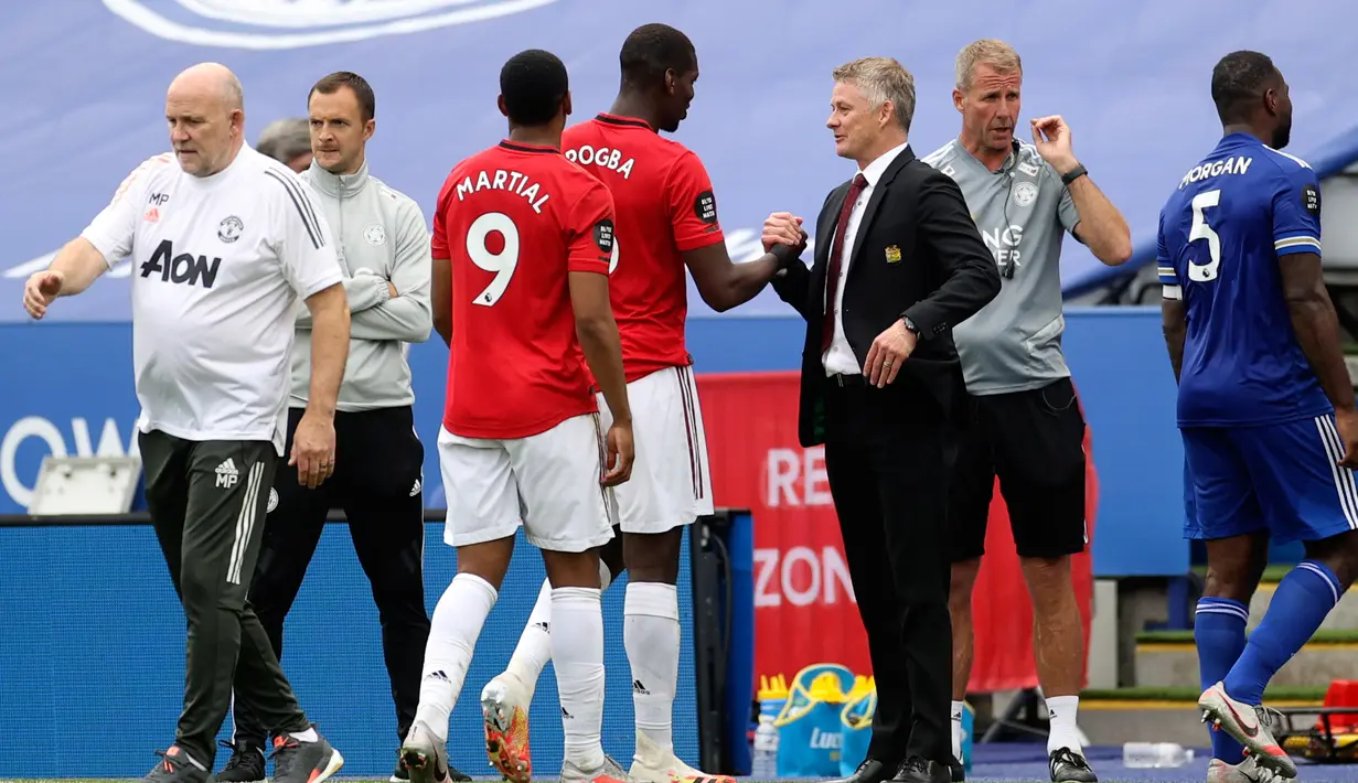 Manajer Manchester United, Ole Gunnar Solskjaer, berselebrasi dengan timnya pada akhir partai pamungkas Liga Inggris menghadapi Leicester City di Stadion King Power, Minggu (26/7/2020). MU lolos ke Liga Champions musim depan setelah mengalahkan Leicester City 2-0. (Carl Recine/Pool via AP)