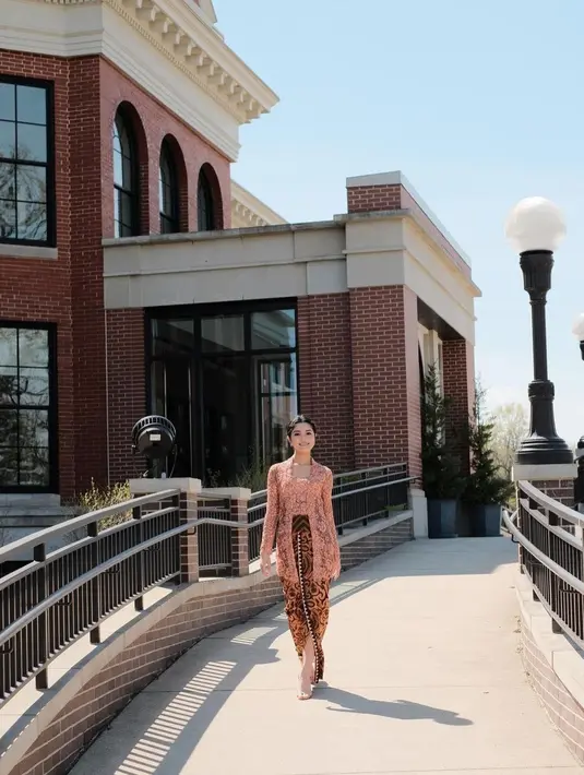 "Aku berhasil! Setelah dua tahun di Jakarta International College dan satu tahun di Western Michigan University, dengan bangga aku umumkan bahwa aku telah lulus summa cum laude dengan jurusan Digital Marketing!" buka Yoriko Angelina dalam Instagram miliknya [instagram/yorikoangln_]