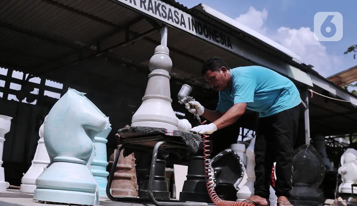 Perajin menyelesaikan pembuatan catur raksasa di Rumah Industri Catur Raksasa Indonesia di Tangerang Selatan, Jumat (29/7/2022). Sementara itu pemerintah pada tahun 2022 menetapkan plafon KUR sebesar Rp373,17 triliun sebagai upaya perluasan akses pembiayaan yang mudah dan murah bagi pelaku UMKM. (Liputan6.com/Angga Yuniar)