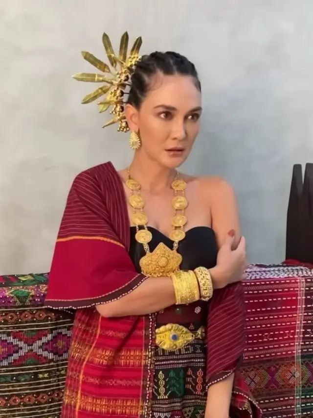 5 Gaya Luna Maya Pakai Kain Ulos Ini Tampil Makin Menawan