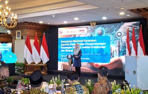 Ketua Dewan Komisioner OJK, Friderica Widyasari Dewi. Kinerja keuangan syariah Indonesia dalam kondisi yang positif di tengah gejolak ekonomi global.